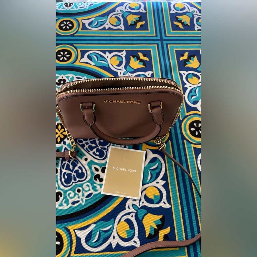 Small Michael Kors crossbody bag, in excellent condition! Perfect for fall